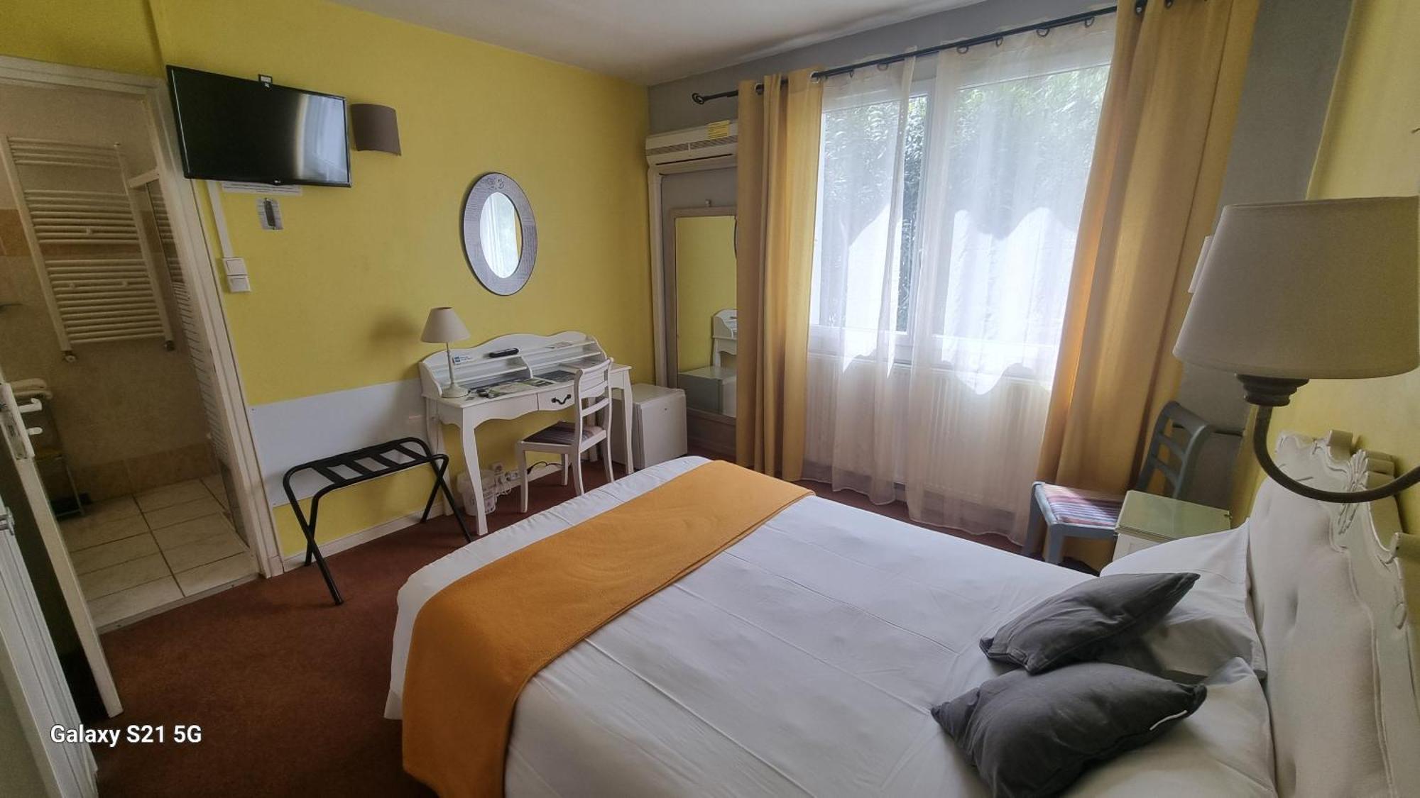Hotel Du Tricastin Pierrelatte Eksteriør bilde