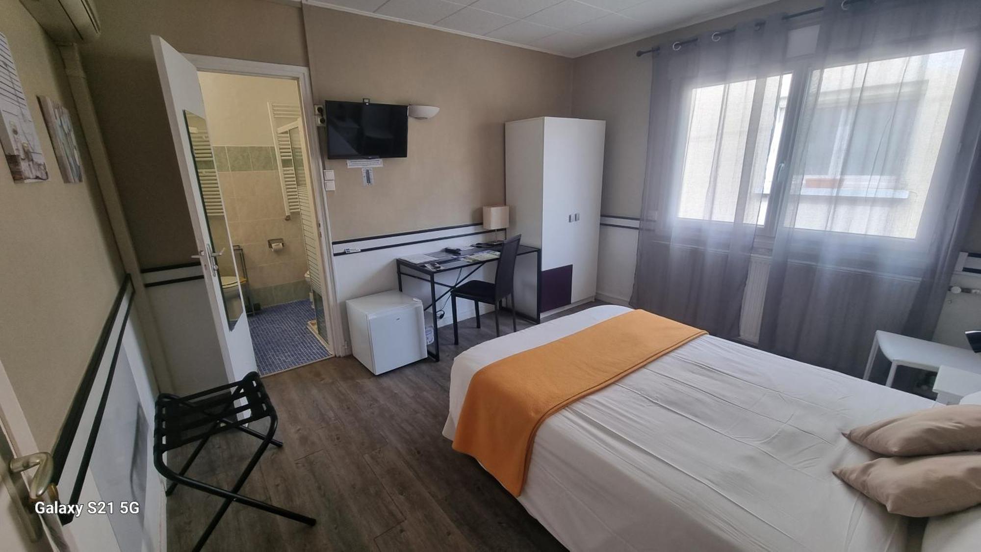 Hotel Du Tricastin Pierrelatte Eksteriør bilde